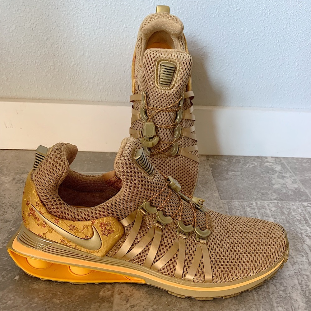 🌟 gold women’s Nike shox gravity 🌟